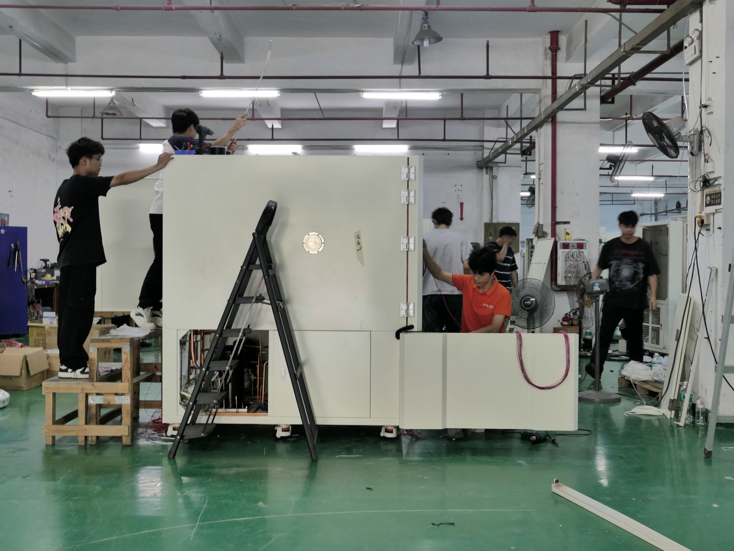 They are conducting the equipment debugging They are conducting the equipment debugging